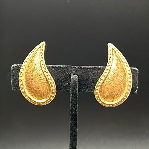 VTG Monet Matte Gold Teadrop Leaf Clip On Earrings - Picture 1 of 5
